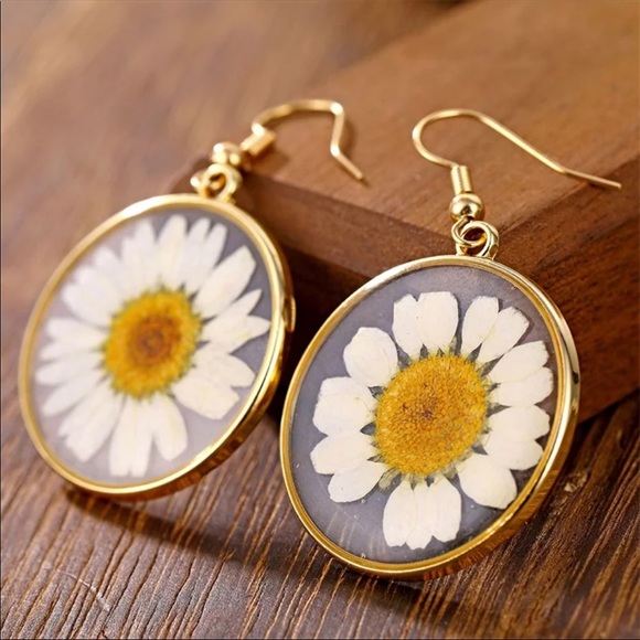 Anthropologie Jewelry - "Daisy Sundays” Real Flower Gold Circle Pendant Bohemian Hippie Plant Earrings